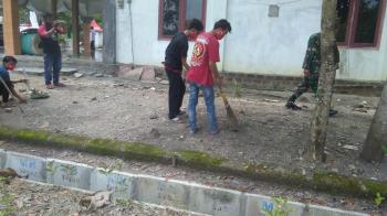 Serda Sutriyono, Anggota Satgas TMMD Kodim Bojonegoro Bantu Remas Bersihkan Masjid Ngrancang